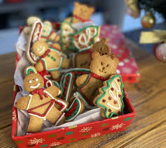 kit 3 panetones trufados + 4 biscoitos natalinos de brinde